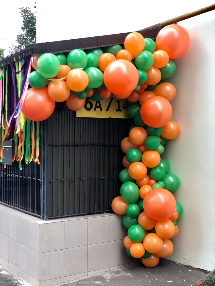Разнокалиберная гирлянда из шаров на вход