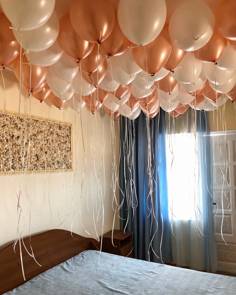 100  шаров под потолок(цвет на выбор)