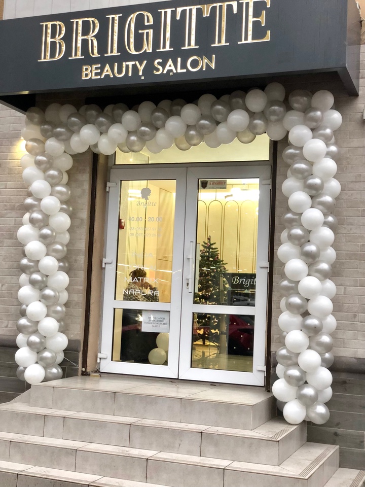 Оформление шарами в бело-серебрянном стиле(цена за 1метр)