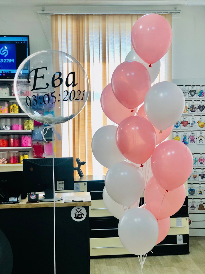 Шар с перьями и букет шаров