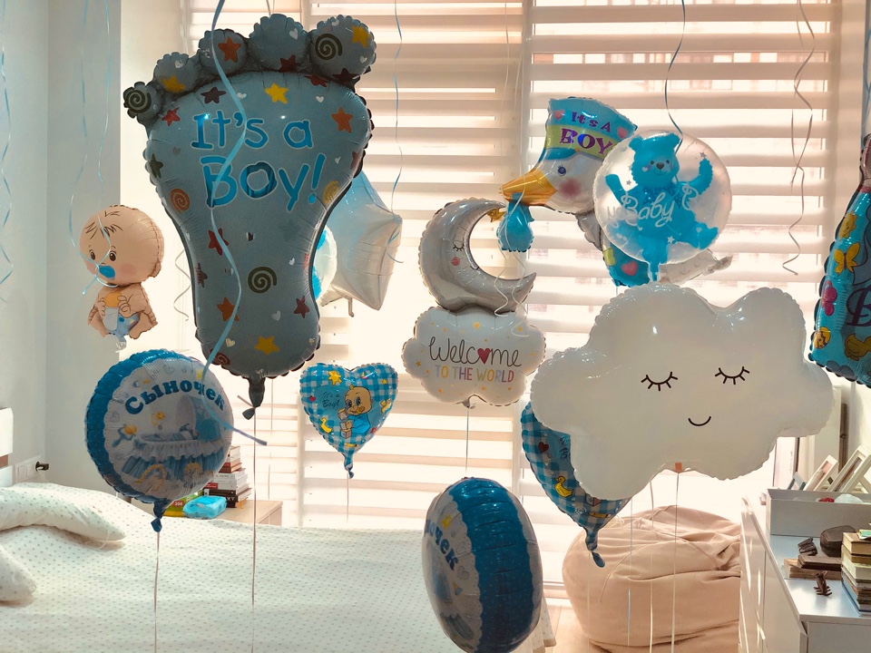 Украсить шарами комнату на выписку из роддома 