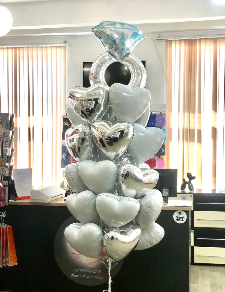 Букет шаров с кольцом белое золото