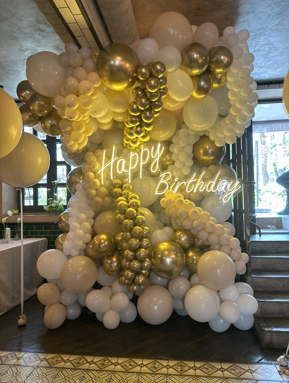 Фото зона с неоновой надписью