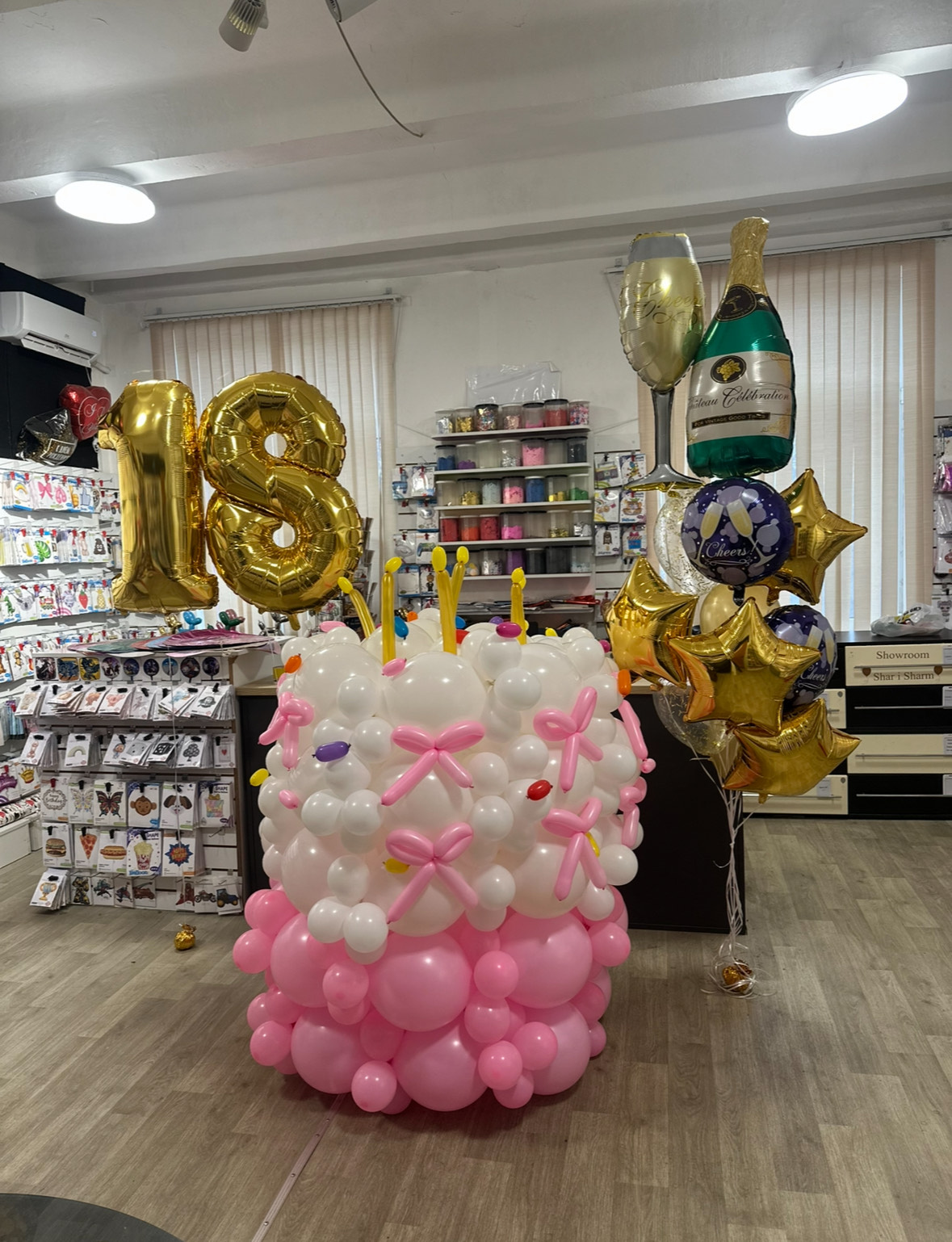 Торт и набор шаров