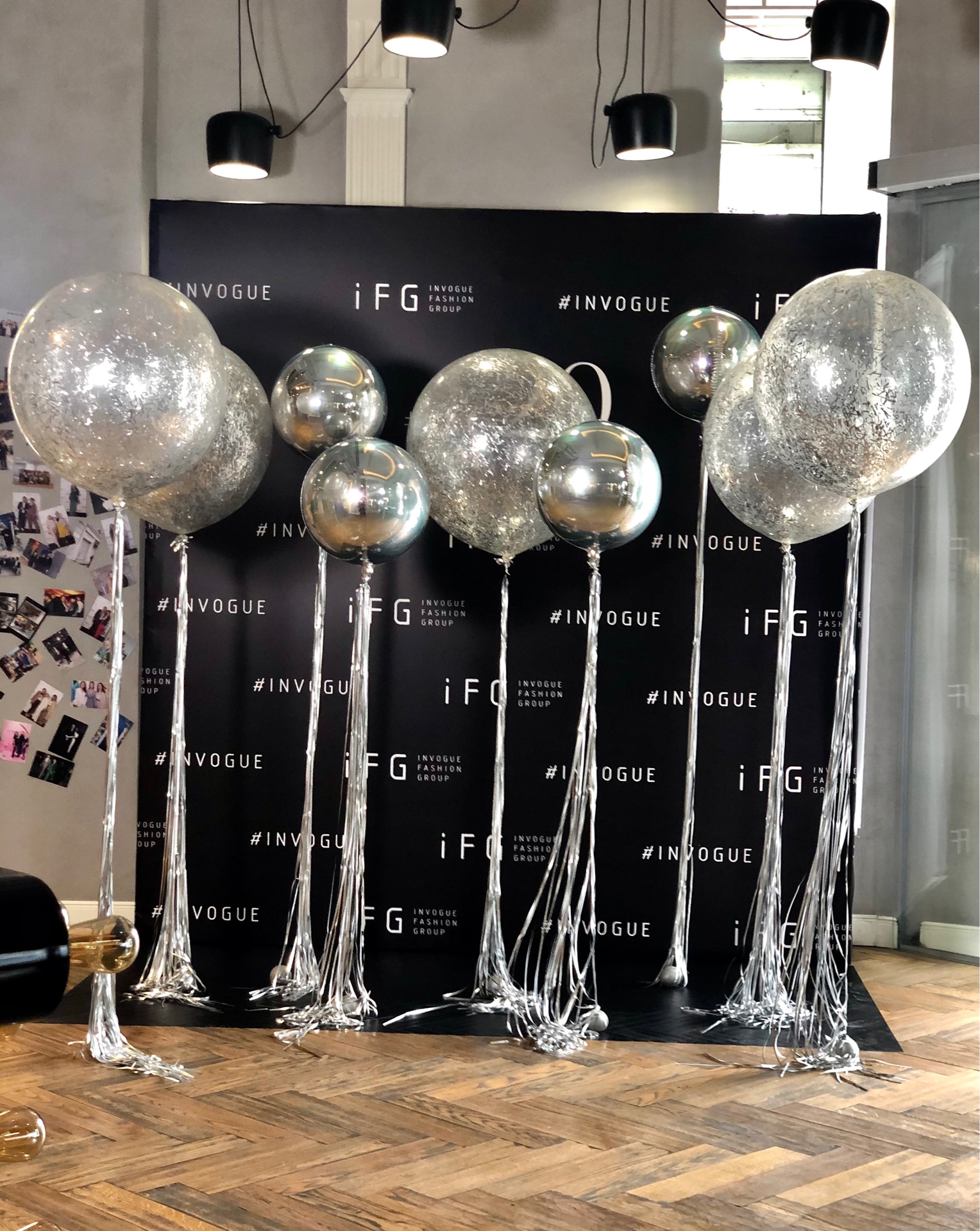 Фото зона из сфер и гигантов с конфетти