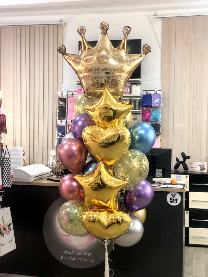 Большой букет шаров с короной.