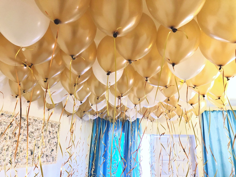 100 шаров под потолок