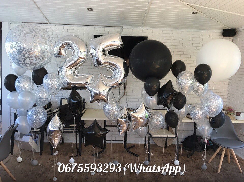 Фото зона из шаров в черно белых тонах