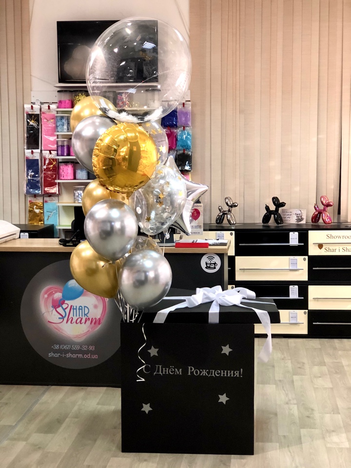 Коробка сюрприз с шарами в Одессе(черная с букетом + Шар с перьями)