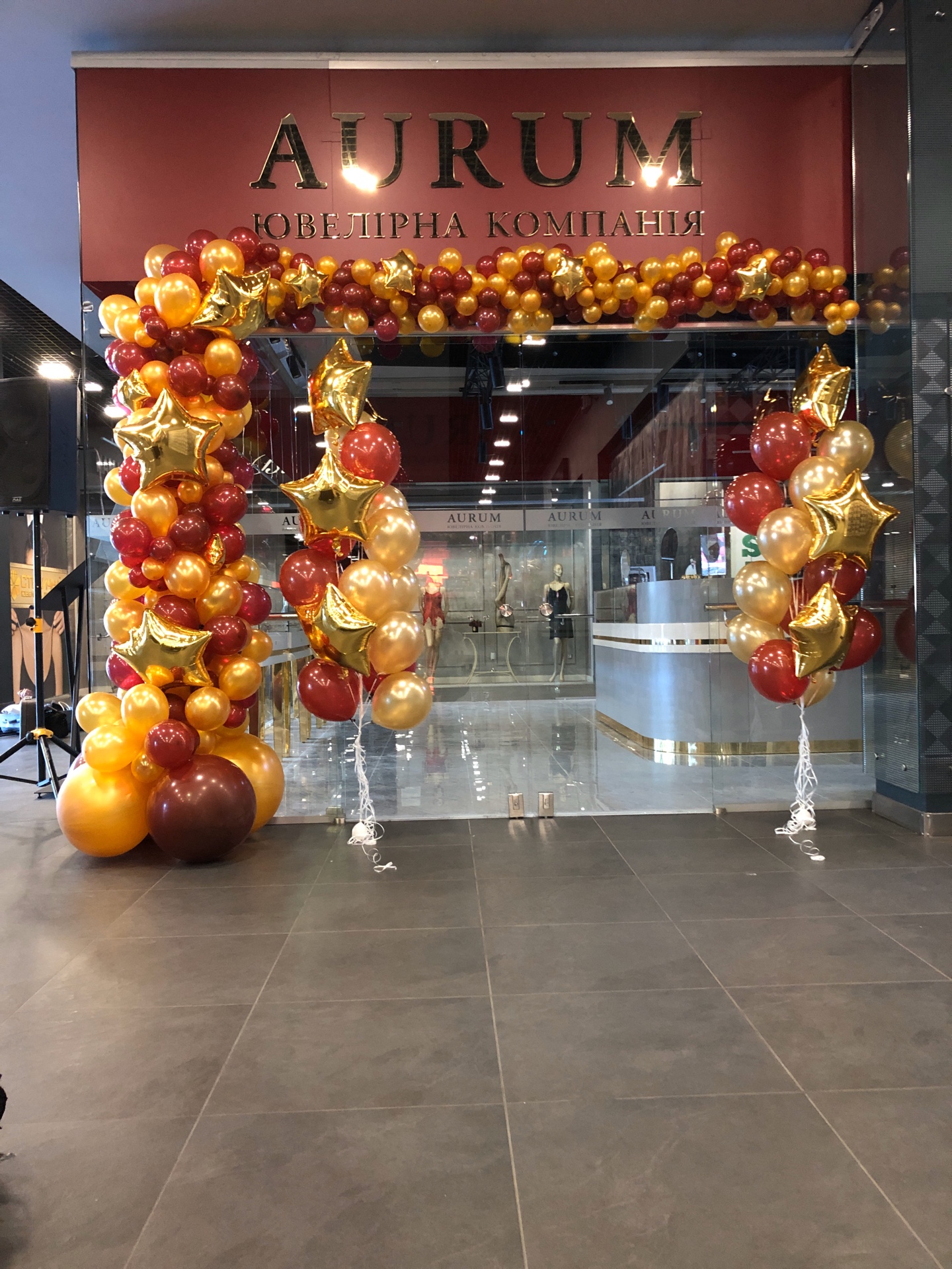 Оформление шарами магазина