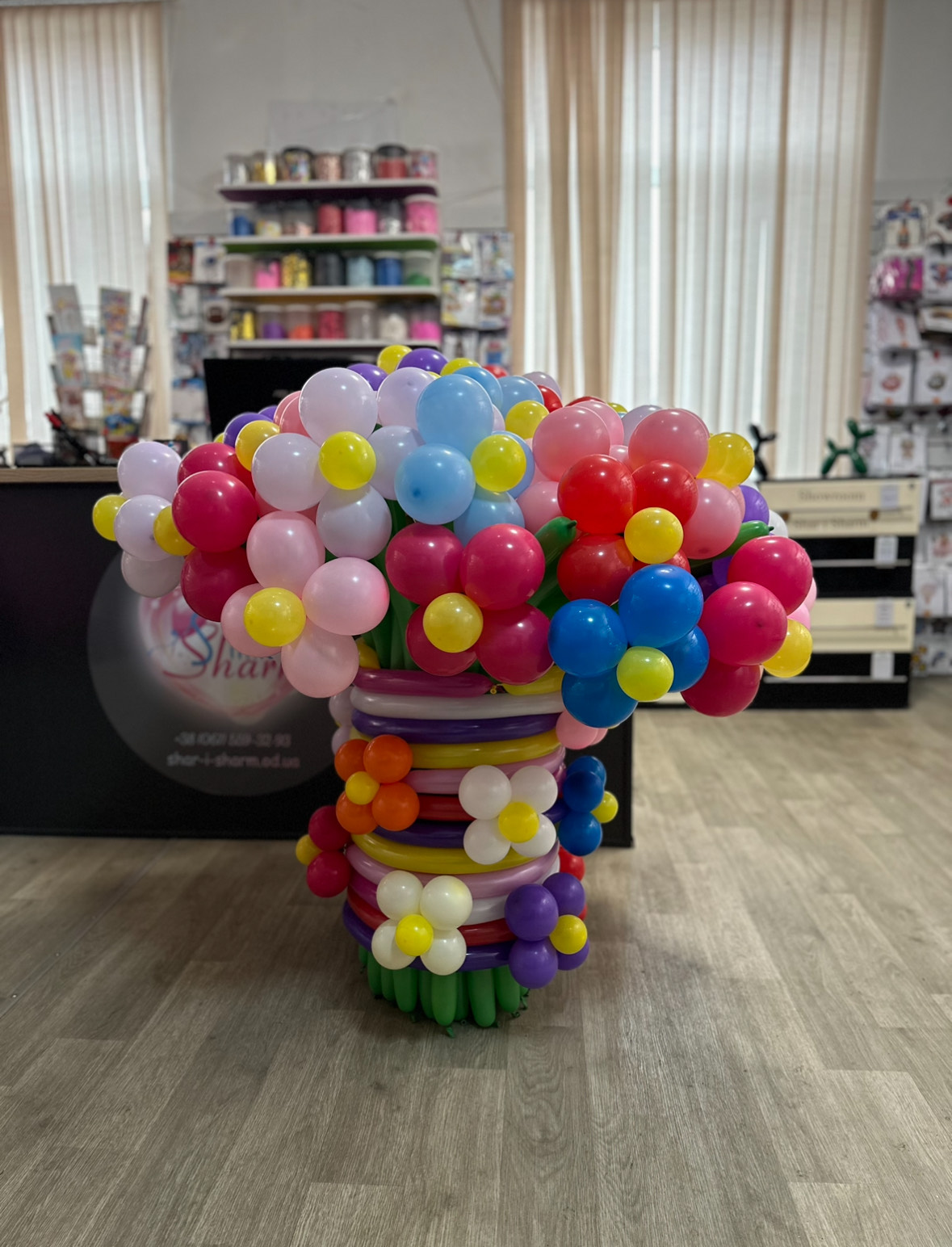 Гиганский букет цветов из шаров